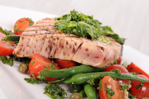 Grilled tuna steak with vegetables closeup | Free Photo