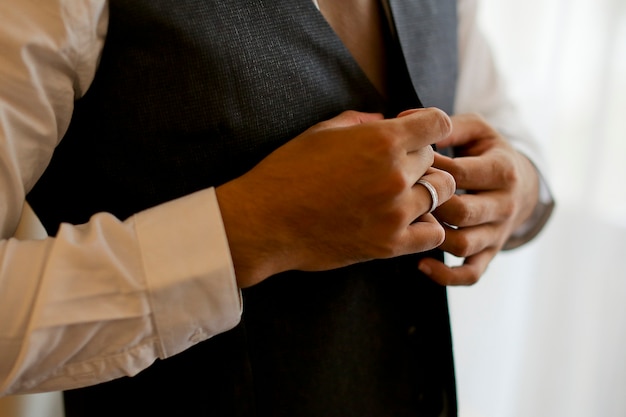 premium-photo-groom-prepare-for-wedding-moment