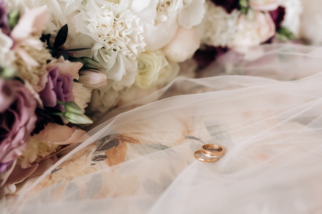 新郎と新婦の結婚指輪はブライダルベールにあります 無料の写真