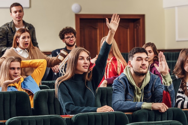 The group of cheerful happy students sitting in a lecture hall before lesson Free Photo