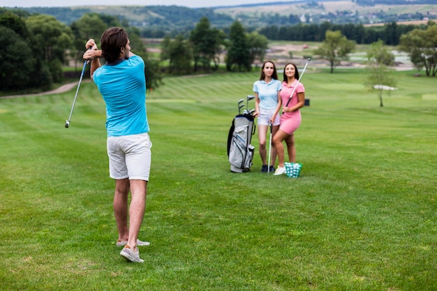 Free Photo | Group of friends playing golf