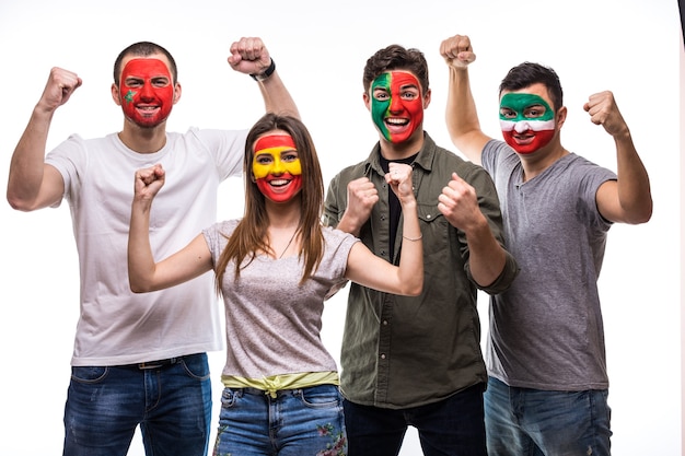 ポルトガル スペイン モロッコ イランの旗の顔が描かれた代表チームのファンを支持する人々のグループは カメラに幸せな悲鳴を上げます ファンの感情 無料の写真