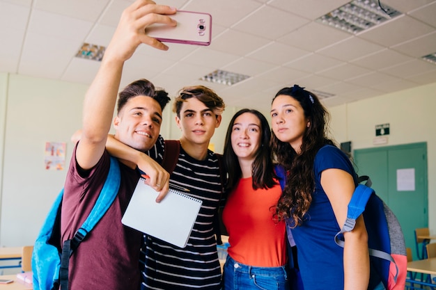 Group of schoolkids taking a selfie in classroom Photo | Free Download