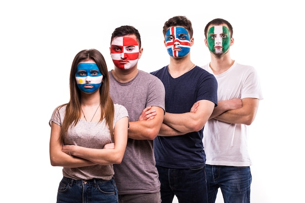 アルゼンチン クロアチア アイスランド ナイジェリア代表チームのサポーターのグループは 白い背景で隔離の塗られた顔でファン 無料の写真
