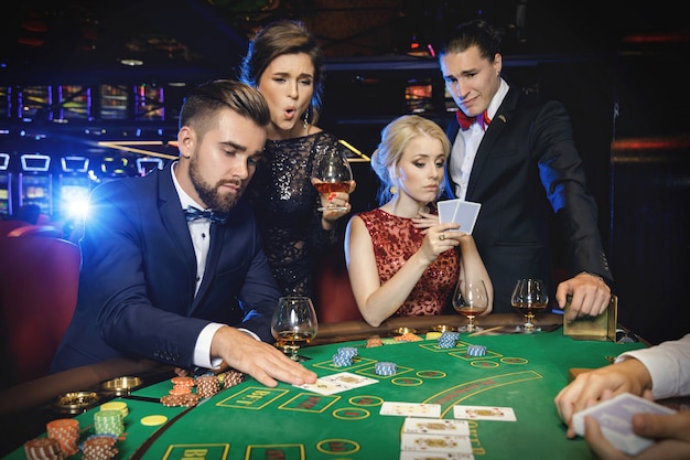 group-rich-people-is-playing-poker-casino_144962-7655.jpg (626×417)
