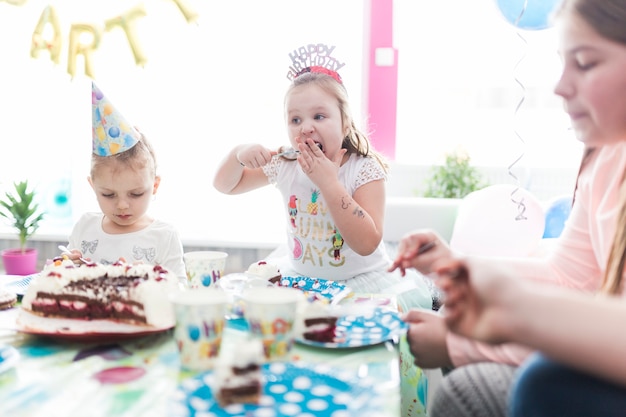 Guests eating birthday cake | Free Photo