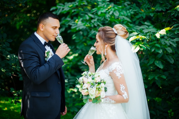 Premium Photo Guests At A Wedding With The Bride And Groom Clink Glasses Of Champagne Or White Wine