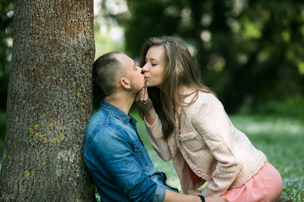 ガイは木に座っている女の子をキス 無料の写真