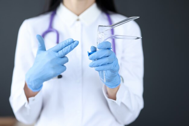 Premium Photo Gynecologist Holds An Instrument For Examining Women