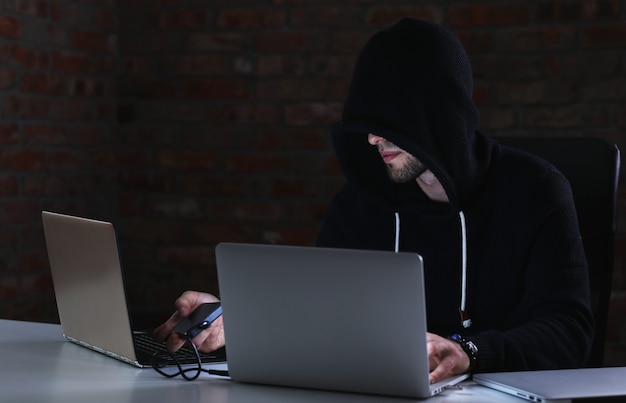 Hacker man di laptop Foto Gratis