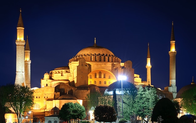 Premium Photo | The hagia sophia at night in istanbul, turkey