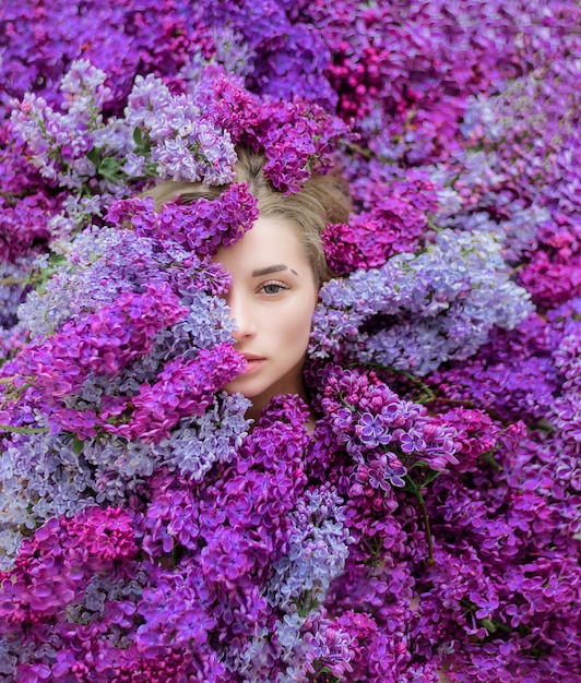 無料の写真 多くの紫と紫のライラック 壁紙 春のメロディーに囲まれた若い白人ブロンドの女の子の半分の顔