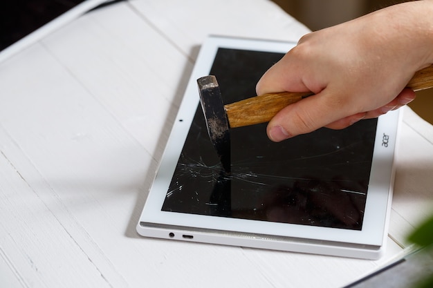 Premium Photo The Hammer Hits Broken Touchscreen Tablet Suggesting That It Is About To Replace Glass Repair - Can The Glass On A Tablet Be Replaced