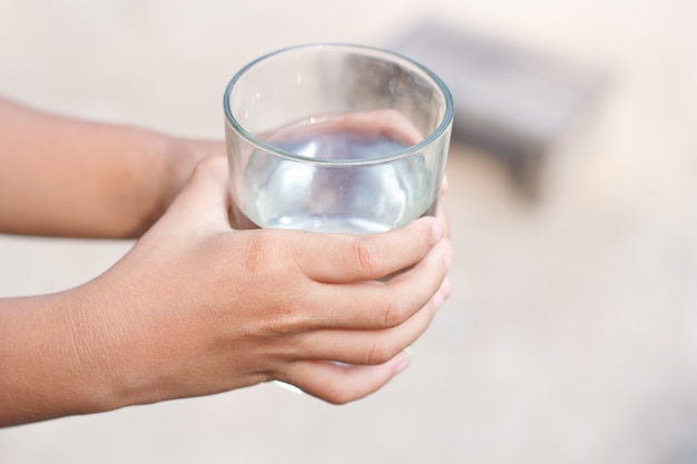Рис держит воду. Девушка со стаканом воды в руке. Рука держит бокал. Стакан воды в руках Минимализм. Стакан воды с подписью вода.