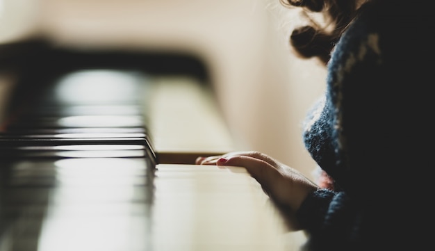 ピアノを弾いている女の子幼児の手 プレミアム写真