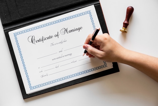 hand signing marriage certification 53876 14939 - Ingin Kerja di Luar Negeri? Persiapkan Dulu 6 Dokumen Ini