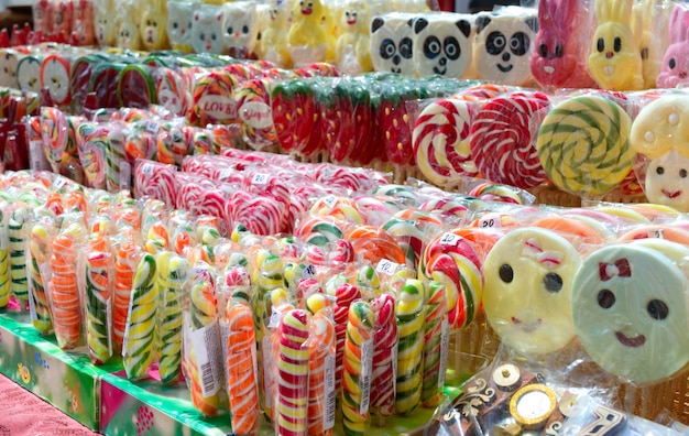 手作りのおいしいカラフルなお菓子 ロリポップ エコ御馳走 フェア 民芸品の野外の展示 プレミアム写真