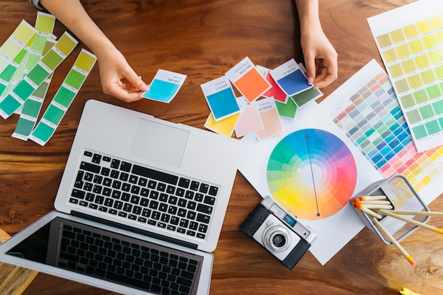 Hands of graphic designer working at desk | Free Photo