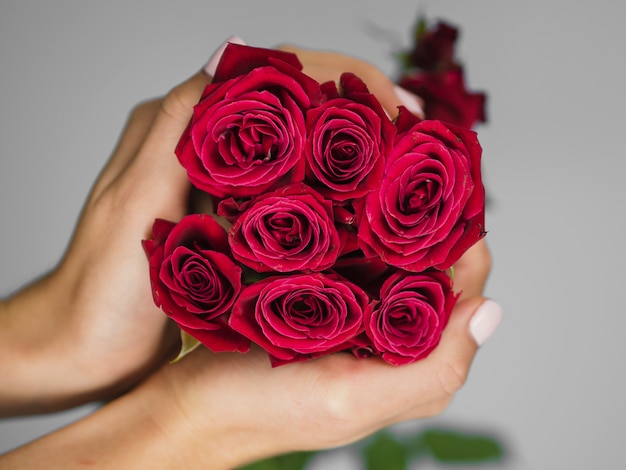 Руки держат нежный букет роз | Бесплатно Фото