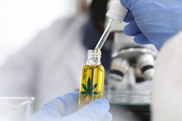 hands-holding-dropper-with-hemp-oil-from-bottle_151013-7561.jpg (626×417)