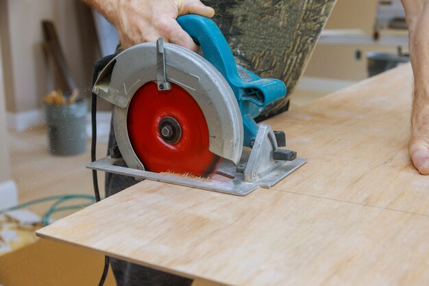 cutting plywood with circular saw