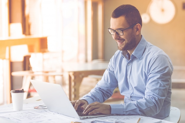 Handsome businessman in classic shirt and eyeglasses. Premium Photo