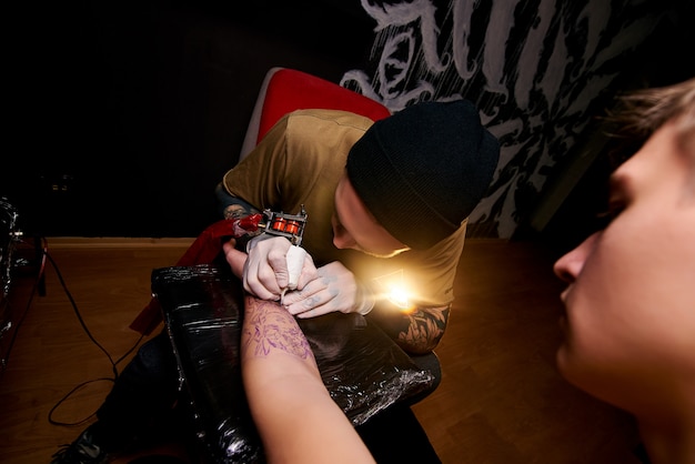Young man getting a tattoo | Photo: Freepik
