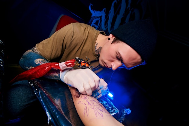 Young man getting a tattoo | Photo: Freepik