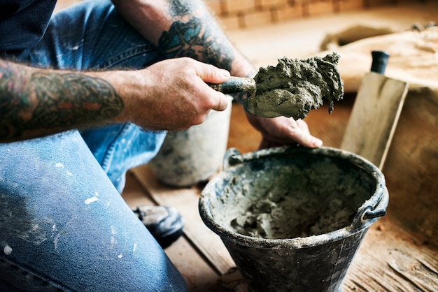 Handyman prepare cement use for construction | Free Photo