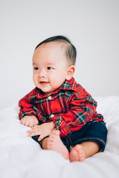 幸せな4ヶ月の赤ちゃん 赤いシャツの男の子 子供の肖像画 おしゃれでおしゃれな赤ちゃん プレミアム写真