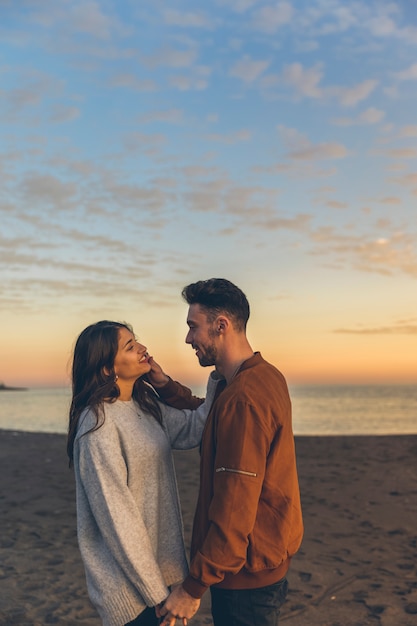 Coppie Felici Che Stanno Sulla Riva Di Mare Foto Gratis