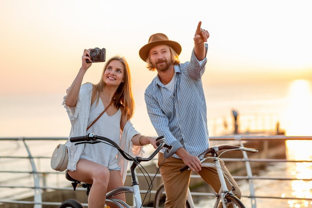 幸せなカップルの夏に自転車で旅行 写真を撮る 無料の写真