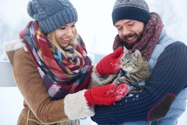 https://image.freepik.com/free-photo/happy-couple-with-cat-winter-day_329181-10798.jpg