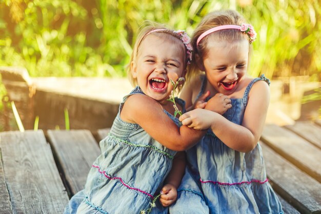 幸せなかわいい笑顔かわいい子供たちが一緒に屋外で遊ぶ屋外で遊ぶ 子供の頃 自然 休暇 子供のライフスタイルのコンセプト プレミアム写真