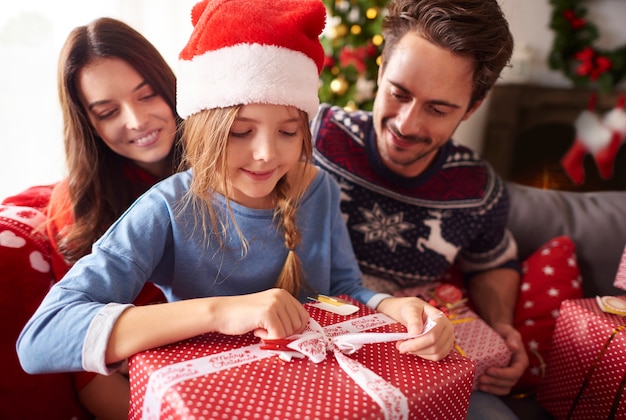 クリスマスプレゼントを開く幸せな家族 無料の写真