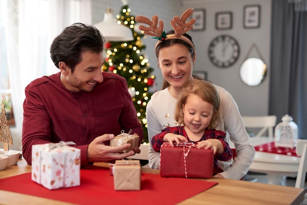 家でクリスマスプレゼントと幸せな家族 無料の写真