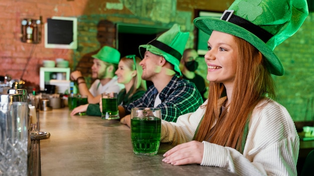 Happy friends celebrating st. patrick's day together with drinks Free Photo