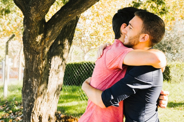 幸せな同性愛者のカップルが公園で抱きしめる 無料の写真