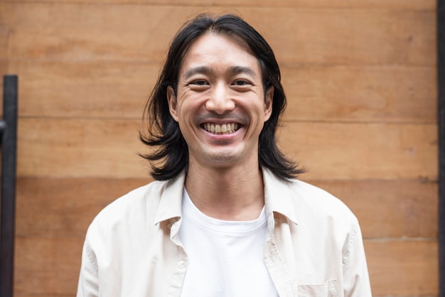 幸せな長い髪の日本人男性 無料の写真