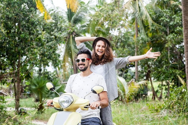 ジャングル 新婚旅行 休暇でバイクで旅行する幸せな多国籍カップル プレミアム写真