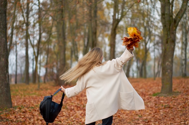 Фото С Осенними Листьями Девушек Без Лица