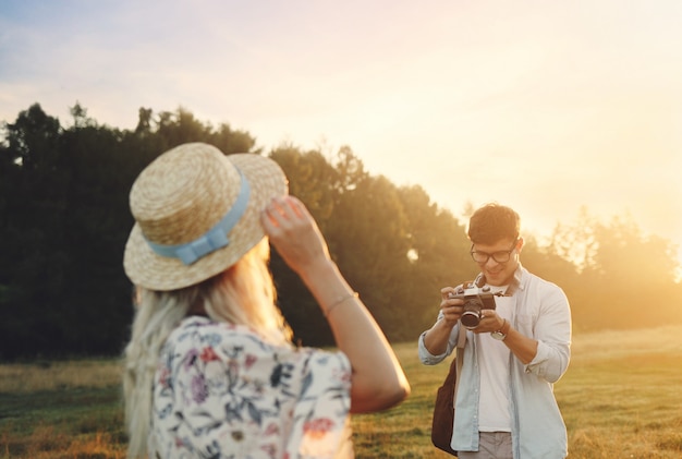 幸せな旅行のカップルが一緒にリラックス 新婚旅行で幸せな恋人たち プレミアム写真