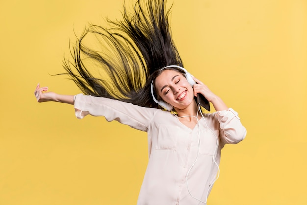 Happy woman listening to music | Free Photo