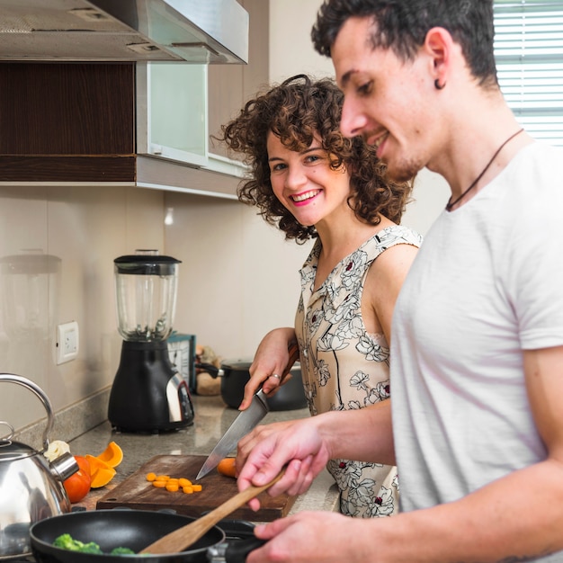Измена мужу кухни. Готовка на кухне. Мужчина и женщина на кухне. Человек готовит. Фотосессия на кухне готовка.