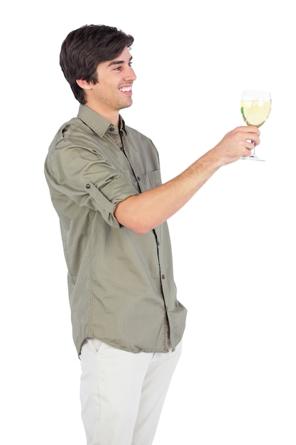 ワイングラスを持つ幸せな若い男 プレミアム写真