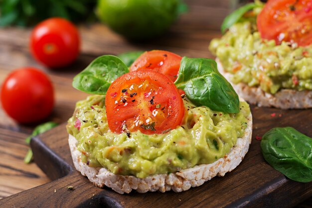 Free Photo Healthy Breakfast Sandwich Crisp Bread With Guacamole And Tomatoes On A Wooden Table