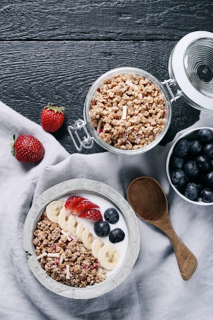 Healthy breakfast with cereals and fruits | Free Photo