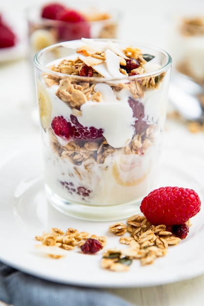 Healthy energy-boosting granola and yogurt breakfast | Premium Photo