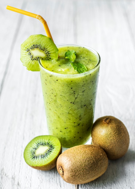 Free Photo | Healthy kiwi smoothie summer recipe