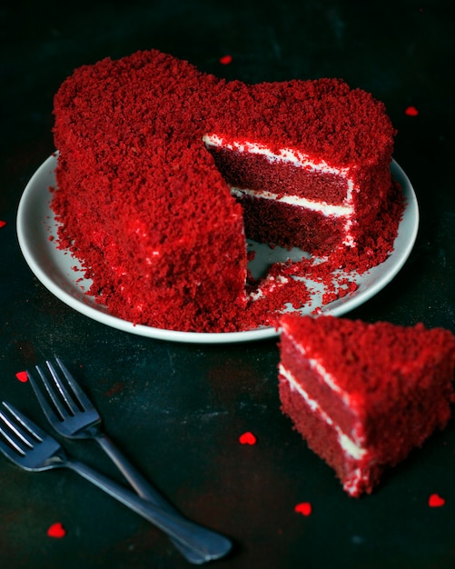 ハート型の暗闇の赤いベルベットケーキ 無料の写真